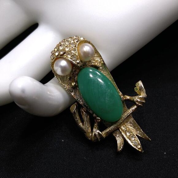 Vintage Owl Brooch, Green Lucite Body Clear Rhinestones, Mid-Century, Faux Pearl - Picture 5 of 10